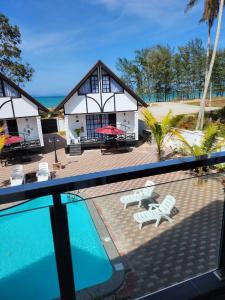 a view of a house with a swimming pool at BERUNTUNG KE BARI RESORT @ PANTAI PENARIK in Kampong Bari Kechil