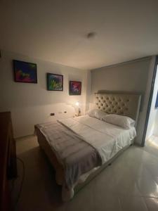 Een bed of bedden in een kamer bij ARRIENDO APARTAMENTO CENTRAL POR DÍAS PITALITO