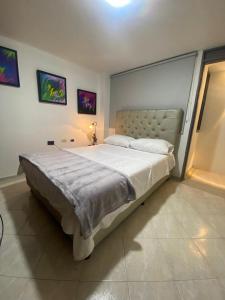 Een bed of bedden in een kamer bij ARRIENDO APARTAMENTO CENTRAL POR DÍAS PITALITO