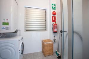 een badkamer met een wasmachine en een raam bij Apartamento en Bolnuevo in Bolnuevo