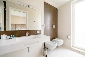 bagno con lavandino, servizi igienici e specchio di Shoruq a Marsala