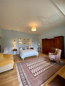 una grande camera con un letto e un tappeto di The Coach House at Moyglare Manor a Maynooth
