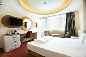 een hotelkamer met een bed en een bureau bij IS Hotel in Antalya