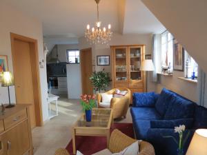 a living room with a blue couch and a table at Ferienwohnung Seestern in Vitte
