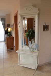 - une table avec deux bougies bleues dans une pièce dans l'établissement Ferienwohnung Seestern, à Vitte