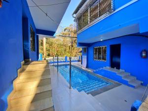 A piscina localizada em Pinto Holiday Villas ou nos arredores