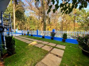 a garden with a blue fence and some plants at Pinto Holiday Villas in Sangolda
