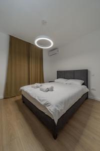 una camera con un grande letto e un grande lampadario di BG Exclusive Suites a Belgrado