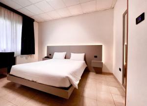 Voodi või voodid majutusasutuse Hotel Leonardo toas