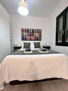 セビリアにあるApartamento Trianaのベッドルーム1室(白い大型ベッド1台付)