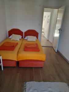 2 Betten in einem Zimmer mit Flur in der Unterkunft Gospava Apartman in Igalo