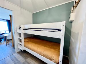 - une chambre avec des lits superposés dans une chambre avec une table dans l'établissement COC - Le Panorama, à Wissant