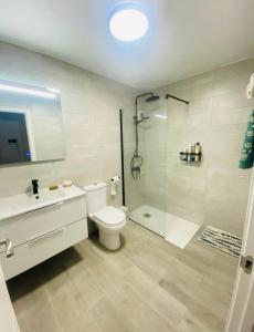 y baño con ducha, aseo y lavamanos. en Estupendo apartamento en Cap salou con Barbacoa y Piscina, en Salou