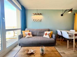- un salon avec un canapé et une table dans l'établissement COC - Le Panorama, à Wissant