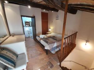 ein Schlafzimmer mit einem Bett und einer Treppe in einem Zimmer in der Unterkunft *La Torre Di Amelia* Nel Cuore Dell' Umbria in Amelia