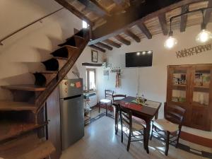 eine Küche und ein Esszimmer mit einer Treppe und einem Tisch in der Unterkunft *La Torre Di Amelia* Nel Cuore Dell' Umbria in Amelia