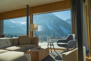 a living room with a view of a mountain at sunrise2sunset in Arosa