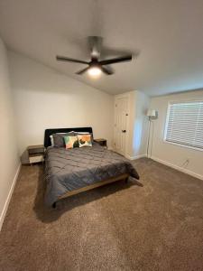 1 dormitorio con 1 cama y ventilador de techo en Luxury 2BR within walking distance to Nightlife!! en Covington