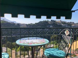 un tavolo e sedie su un balcone con vista di Casa Mercurio a Scala