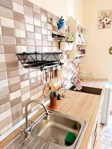 uma cozinha com um lavatório e uma bancada em Superior Apartment le Case del Sole Licata em Licata