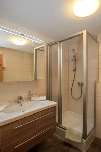 bagno con doccia, lavandino e doccia di Apartments Seerhof a Kaunertal