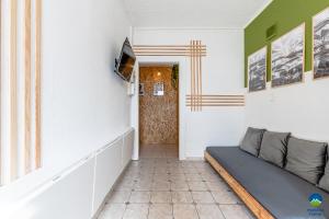 Televízia a/alebo spoločenská miestnosť v ubytovaní 3 APPTS - 3 à 7 lits - Parfait 6 à 10 pers - max 29 pers - 1 immeuble - Convivialité, Rentabilité ------ ENGLISH - 3 APTS - 3 to 7 beds - Ideal for 6 to 10 guests - Up to 29 - Same building -- Cattenom