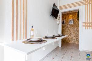 Televízia a/alebo spoločenská miestnosť v ubytovaní 3 APPTS - 3 à 7 lits - Parfait 6 à 10 pers - max 29 pers - 1 immeuble - Convivialité, Rentabilité ------ ENGLISH - 3 APTS - 3 to 7 beds - Ideal for 6 to 10 guests - Up to 29 - Same building -- Cattenom