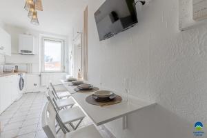 Kuchyňa alebo kuchynka v ubytovaní 3 APPTS - 3 à 7 lits - Parfait 6 à 10 pers - max 29 pers - 1 immeuble - Convivialité, Rentabilité ------ ENGLISH - 3 APTS - 3 to 7 beds - Ideal for 6 to 10 guests - Up to 29 - Same building -- Cattenom