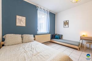 Posteľ alebo postele v izbe v ubytovaní 3 APPTS - 3 à 7 lits - Parfait 6 à 10 pers - max 29 pers - 1 immeuble - Convivialité, Rentabilité ------ ENGLISH - 3 APTS - 3 to 7 beds - Ideal for 6 to 10 guests - Up to 29 - Same building -- Cattenom