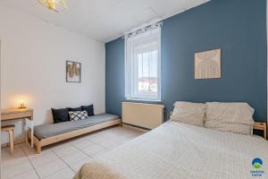 Posteľ alebo postele v izbe v ubytovaní 3 APPTS - 3 à 7 lits - Parfait 6 à 10 pers - max 29 pers - 1 immeuble - Convivialité, Rentabilité ------ ENGLISH - 3 APTS - 3 to 7 beds - Ideal for 6 to 10 guests - Up to 29 - Same building -- Cattenom
