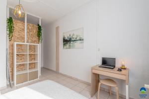 Televízia a/alebo spoločenská miestnosť v ubytovaní 3 APPTS - 3 à 7 lits - Parfait 6 à 10 pers - max 29 pers - 1 immeuble - Convivialité, Rentabilité ------ ENGLISH - 3 APTS - 3 to 7 beds - Ideal for 6 to 10 guests - Up to 29 - Same building -- Cattenom