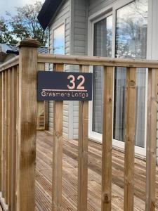 een bord op een houten hek voor een huis bij Grasmere Lodge Unit 31 in Carlisle