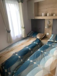 um quarto com 2 camas e uma janela em Grasmere Lodge Unit 31 em Carlisle
