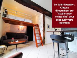 - un salon avec une mezzanine et un canapé dans l'établissement Manoir de L'Aisnerie, à Saint-Herblain