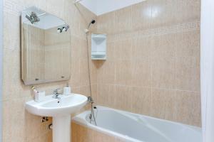a bathroom with a sink and a bath tub at Santa Cruz Apartment with Sea View by HR Madeira in Santa Cruz