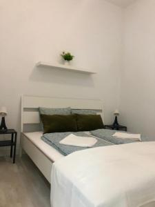 2 camas individuales en una habitación con 2 lámparas en Chayofa Hills V - 2 Bedroom Apartment with Ocean Views and Air-condition en Chayofa