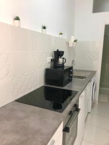una cocina con una cafetera negra en una encimera en Chayofa Hills V - 2 Bedroom Apartment with Ocean Views and Air-condition en Chayofa