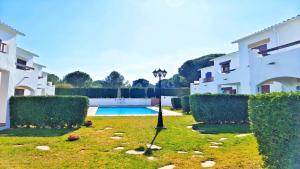 Bazén v ubytovaní VACAY Villa Carmen, desconecta y disfruta, en la Costa Brava, L'Escala! alebo v jeho blízkosti