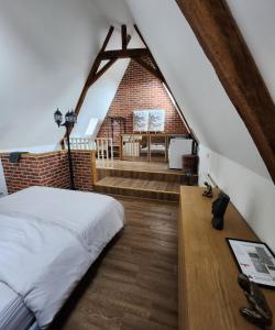 ein Schlafzimmer mit einem Bett und einer Ziegelwand in der Unterkunft Duplex cosy Life Balnéo in Cysoing