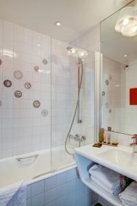 فندق جويس - أستوتيل في باريس: حمام مع دش ومغسلة وحوض استحمام