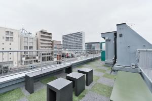京都市にあるSHINのベンチと建物のあるバルコニーの景色を望めます。