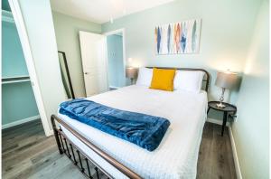 a small bedroom with a bed with yellow pillows at Fascinating 1BR1 BA Near Festive DT and Riverwalk in San Antonio