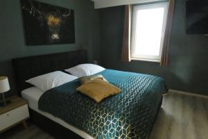 ein Schlafzimmer mit einem Bett mit zwei Kissen und einem Fenster in der Unterkunft Dachterrasse in Schwandorf in Bayern
