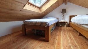 Schlafzimmer im Dachgeschoss mit 2 Betten und einem Dachfenster in der Unterkunft Le gîte de la ChèBrerie in Forrières