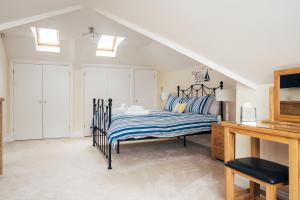 Giường trong phòng chung tại Inglewood Cottage