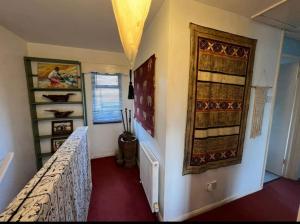 una camera con un letto e una parete con una finestra di Cosy private accommodation in Corsham, near Bath a Corsham