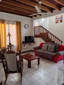 ein Wohnzimmer mit einem Sofa und einer Treppe in der Unterkunft Condominio Villa Hermosa in Playa Hermosa