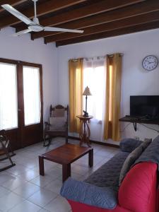 ein Wohnzimmer mit einem Sofa und einem Tisch in der Unterkunft Condominio Villa Hermosa in Playa Hermosa