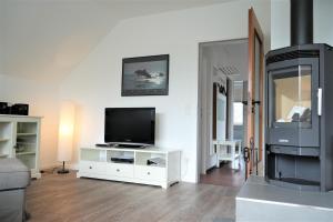 TV a/nebo společenská místnost v ubytování Doppelhaushälfte Am Knurrhahn Am Knurrhahn Appartement 2
