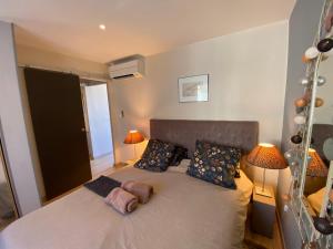 sypialnia z łóżkiem z 2 lampami i 2 poduszkami w obiekcie Rivage w mieście Le Barcarès